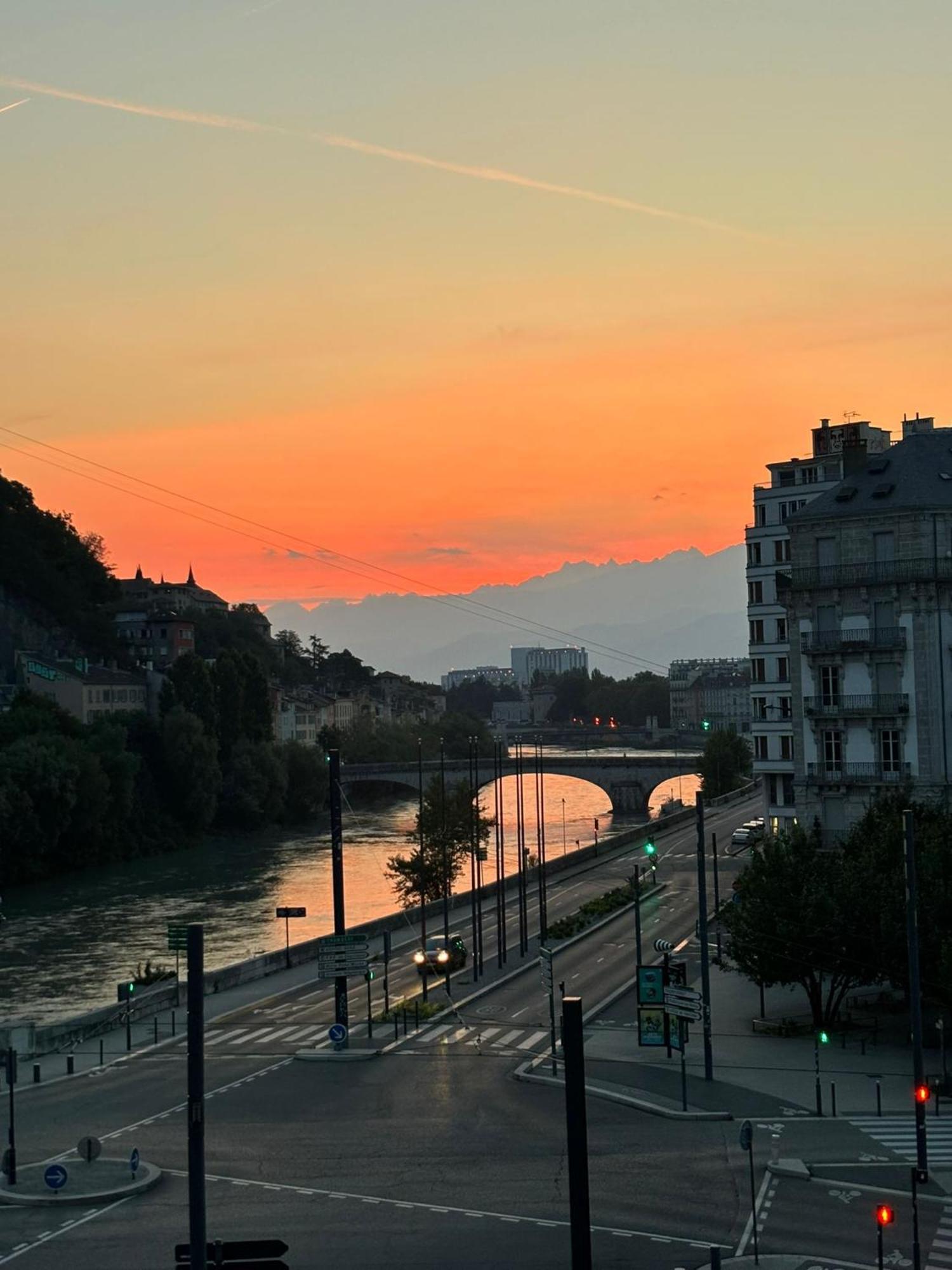Le Téléphérique, vue Bastille, 6 pers, 300 m Gare Grenoble Esterno foto